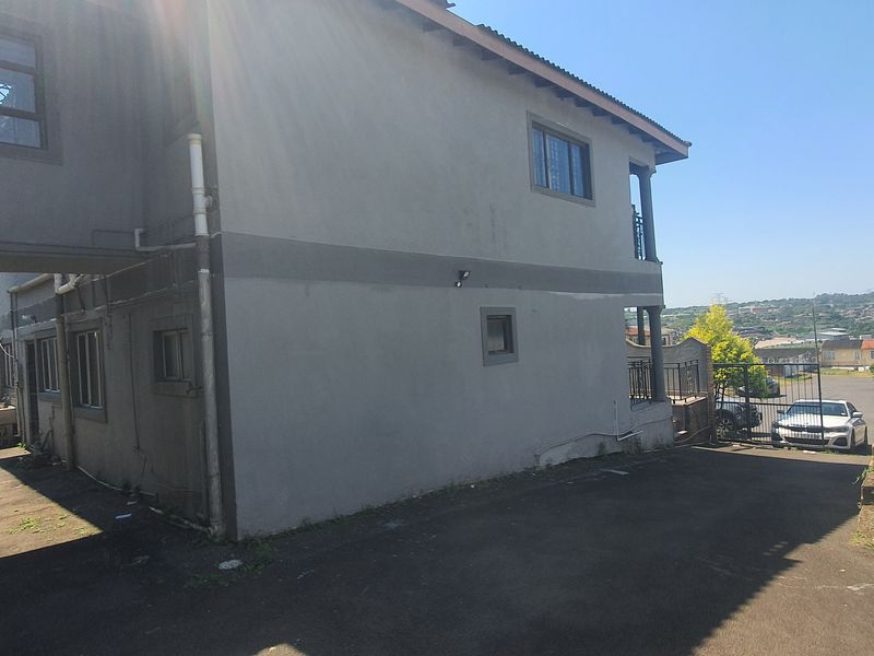 Stunning Modern Designed Family Home plus bonus Flatlet with an Amazing Skywalk - Photo 5