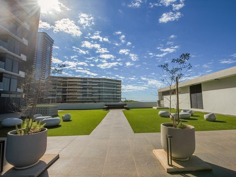 Stunning Sea Views  three  Bedroom Apartment for rent with two parking in Umhlanga - Photo 2