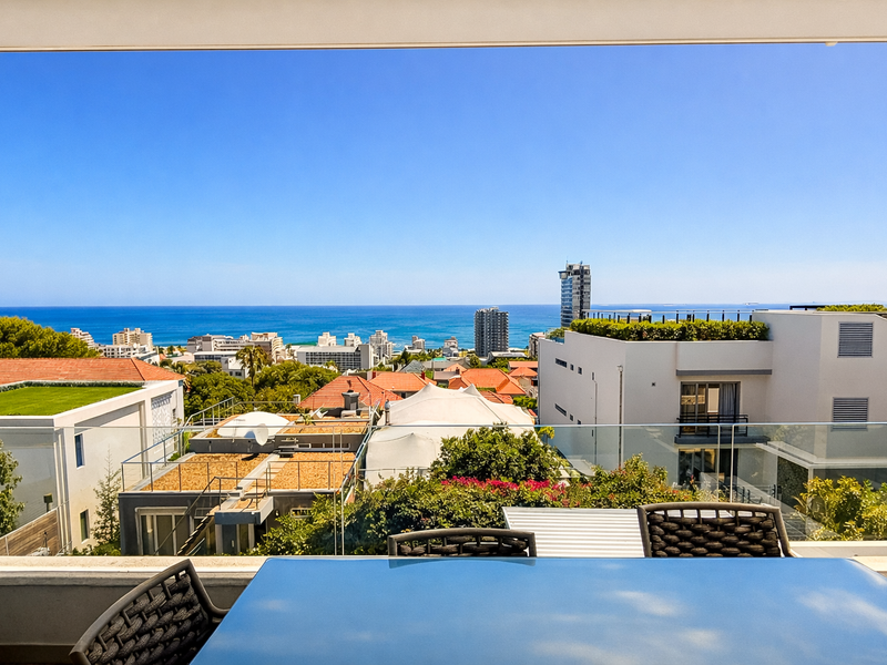 Sweeping Ocean Views. Exclusive 3-Bedroom Residence Above High Level Road, Sea Point. - Photo 2