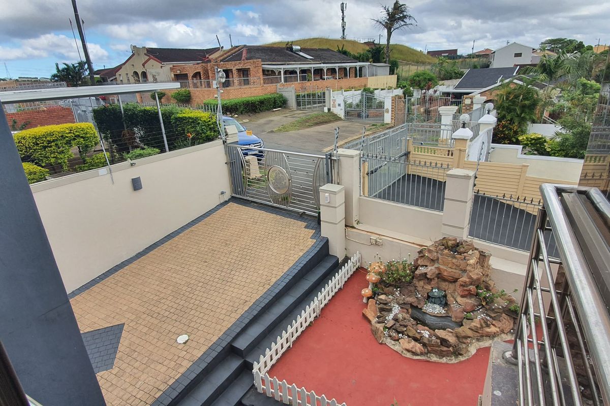 Live the Elegant Lifestyle – 6-Bedroom Freestanding Gem in Woodview, Phoenix - Photo 4