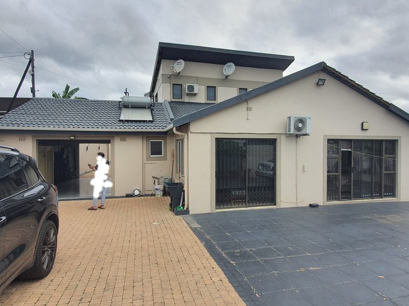 Live the Elegant Lifestyle – 6-Bedroom Freestanding Gem in Woodview, Phoenix - Photo 10