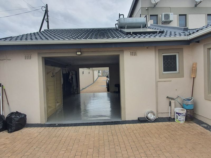 Live the Elegant Lifestyle – 6-Bedroom Freestanding Gem in Woodview, Phoenix - Photo 9