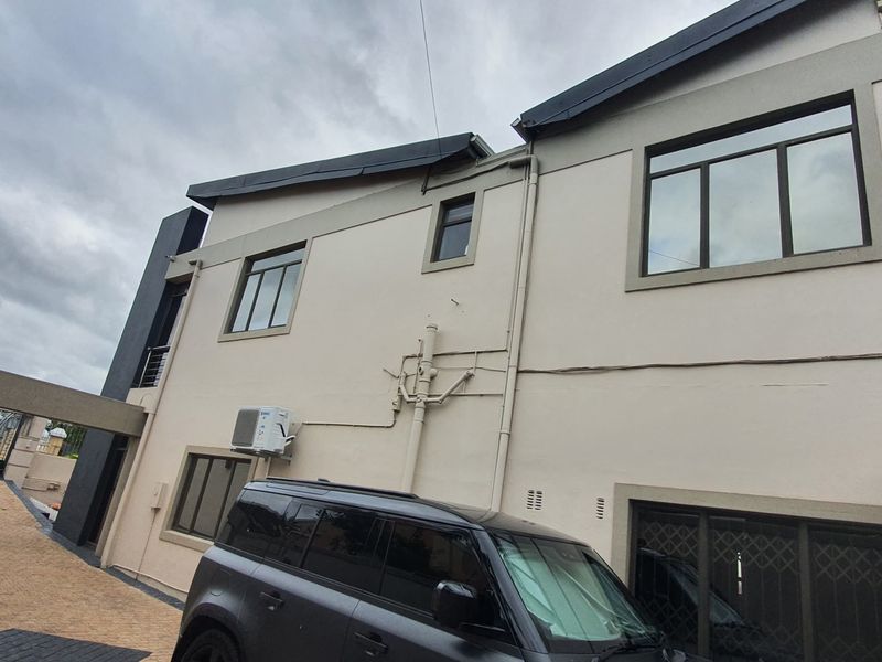 Live the Elegant Lifestyle – 6-Bedroom Freestanding Gem in Woodview, Phoenix - Photo 6