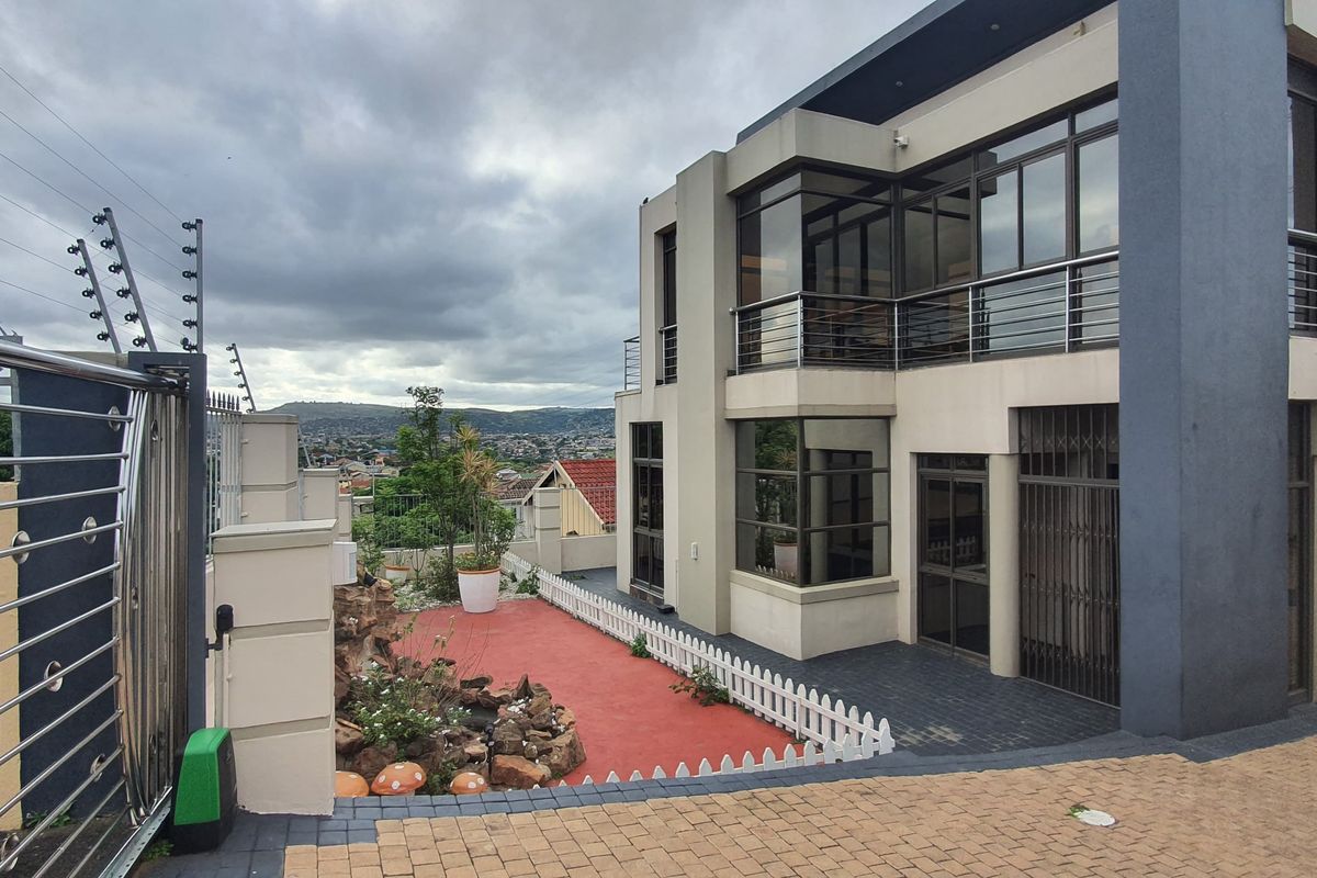 Live the Elegant Lifestyle – 6-Bedroom Freestanding Gem in Woodview, Phoenix - Photo 3