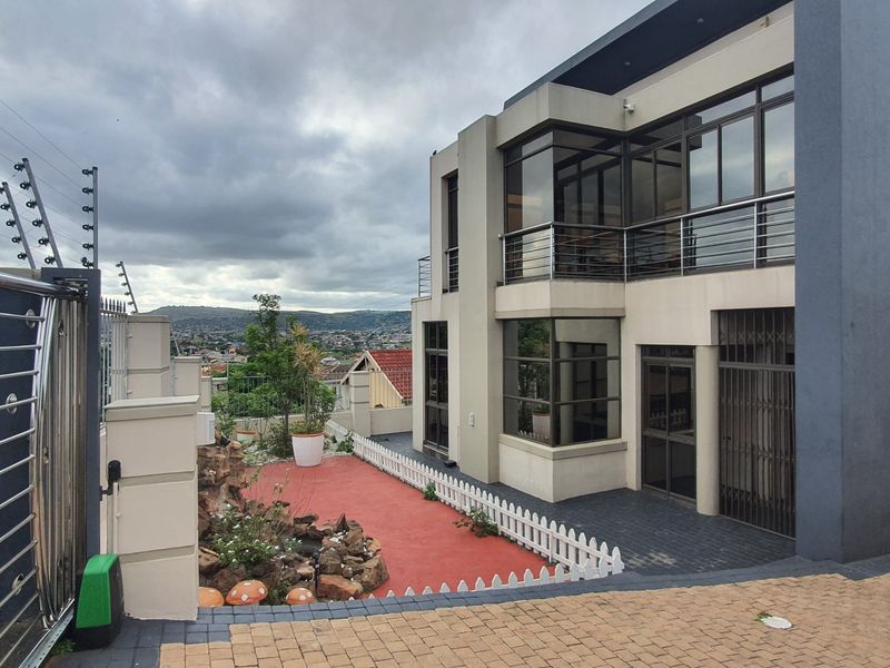 Live the Elegant Lifestyle – 6-Bedroom Freestanding Gem in Woodview, Phoenix - Photo 3