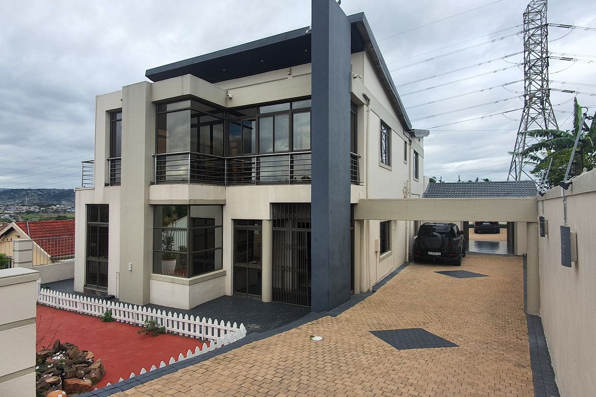 Live the Elegant Lifestyle – 6-Bedroom Freestanding Gem in Woodview, Phoenix - Photo 2