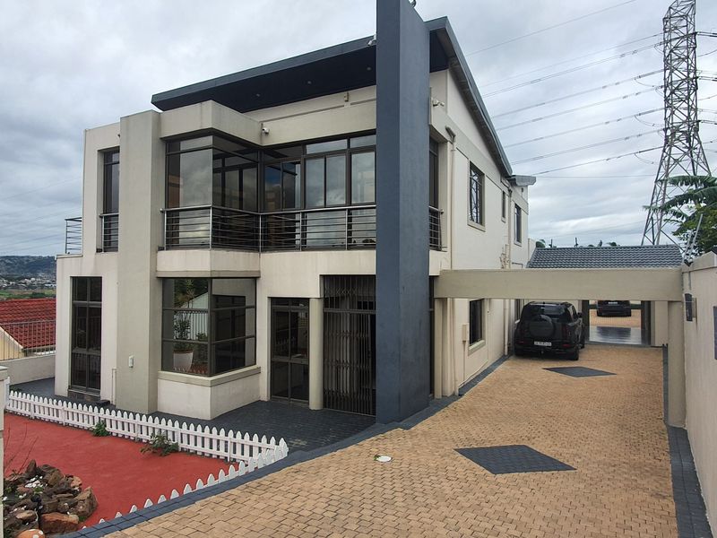 Live the Elegant Lifestyle – 6-Bedroom Freestanding Gem in Woodview, Phoenix - Photo 2