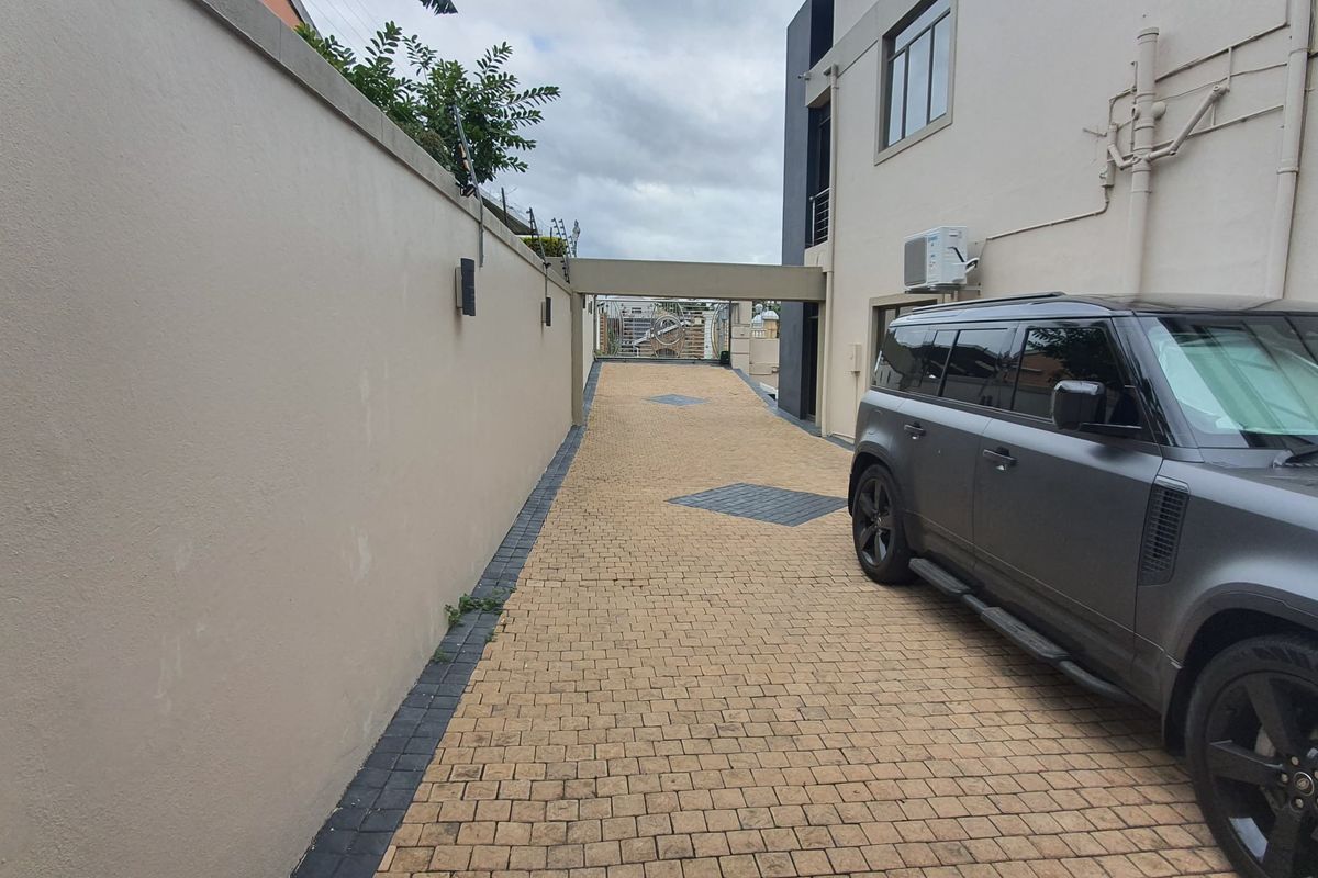 Live the Elegant Lifestyle – 6-Bedroom Freestanding Gem in Woodview, Phoenix - Photo 5