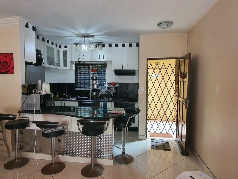 Bright and Spacious Ground Floor 3‐Bed in Bishopsgate Complex — Move‐In Ready Gem - Photo 8