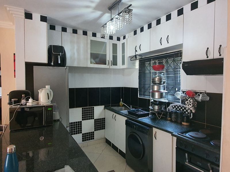 Bright and Spacious Ground Floor 3‐Bed in Bishopsgate Complex — Move‐In Ready Gem - Photo 9