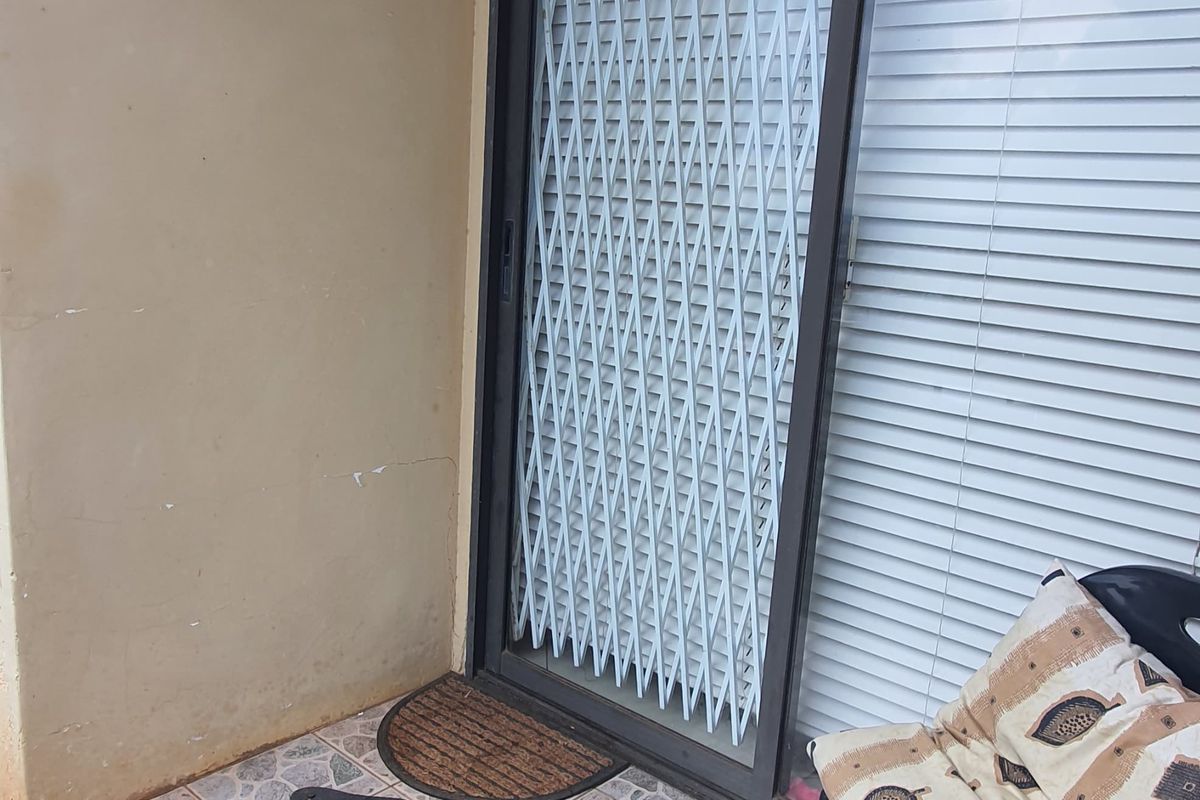 Bright and Spacious Ground Floor 3‐Bed in Bishopsgate Complex — Move‐In Ready Gem - Photo 4