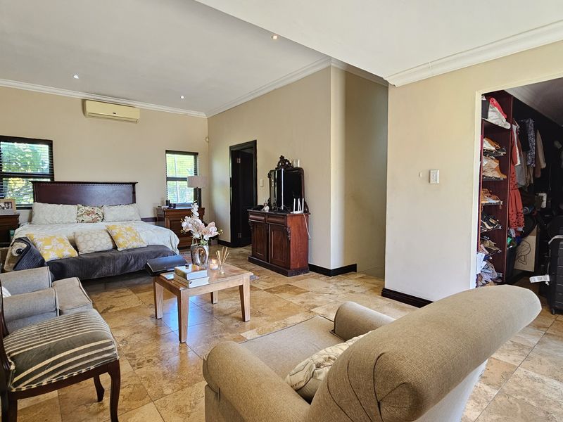 Stylish 4-Bed, 4-Bath Family Home — Homeford Drive, La Lucia - Photo 4