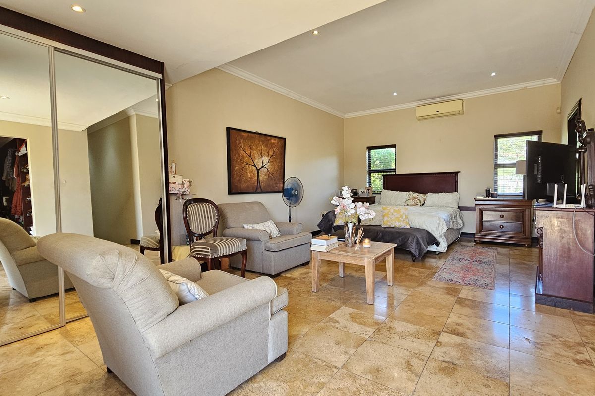 Stylish 4-Bed, 4-Bath Family Home — Homeford Drive, La Lucia - Photo 3