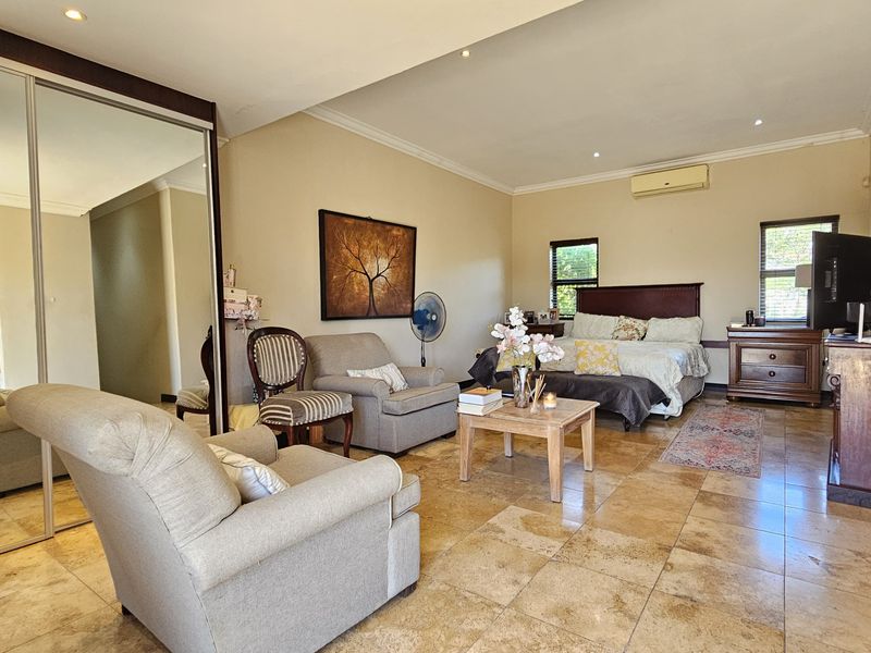 Stylish 4-Bed, 4-Bath Family Home — Homeford Drive, La Lucia - Photo 3