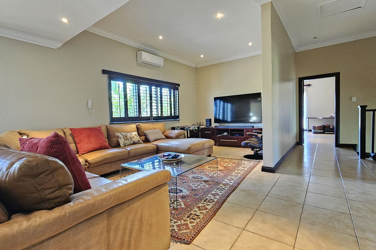 Stylish 4-Bed, 4-Bath Family Home — Homeford Drive, La Lucia - Photo 2