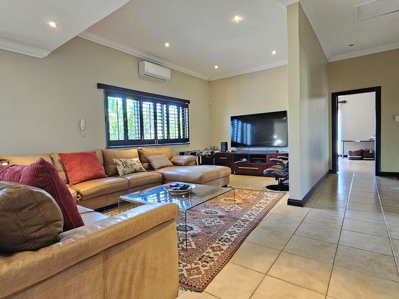 Stylish 4-Bed, 4-Bath Family Home — Homeford Drive, La Lucia - Photo 2