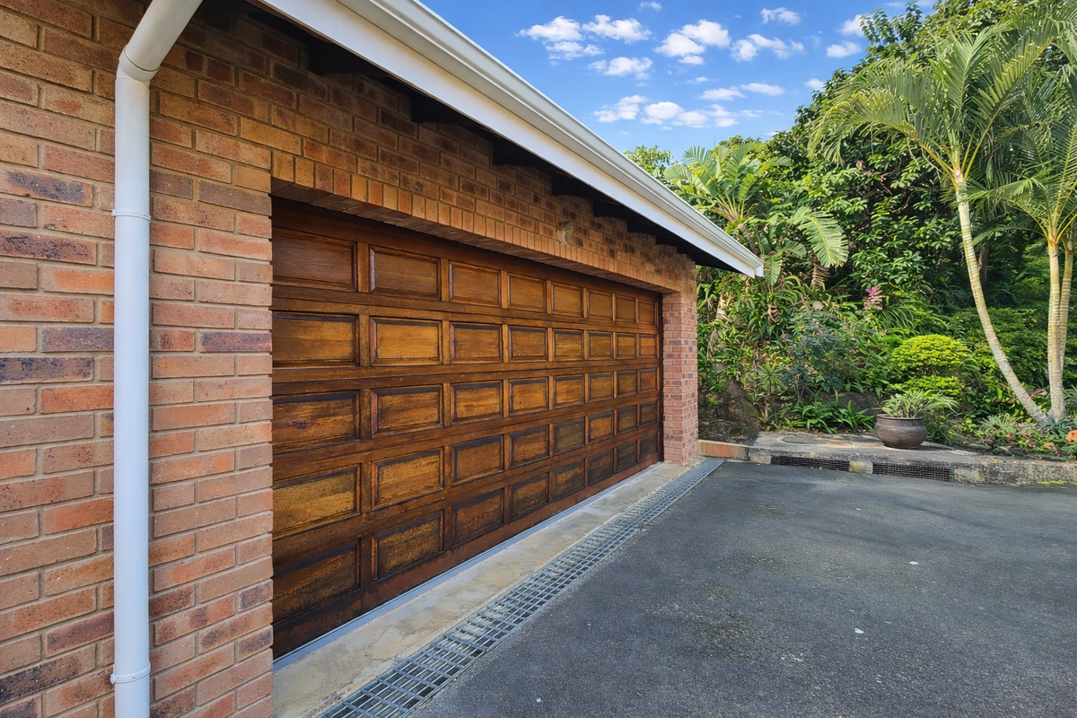 Townhouse For Sale In Margate - Photo 2