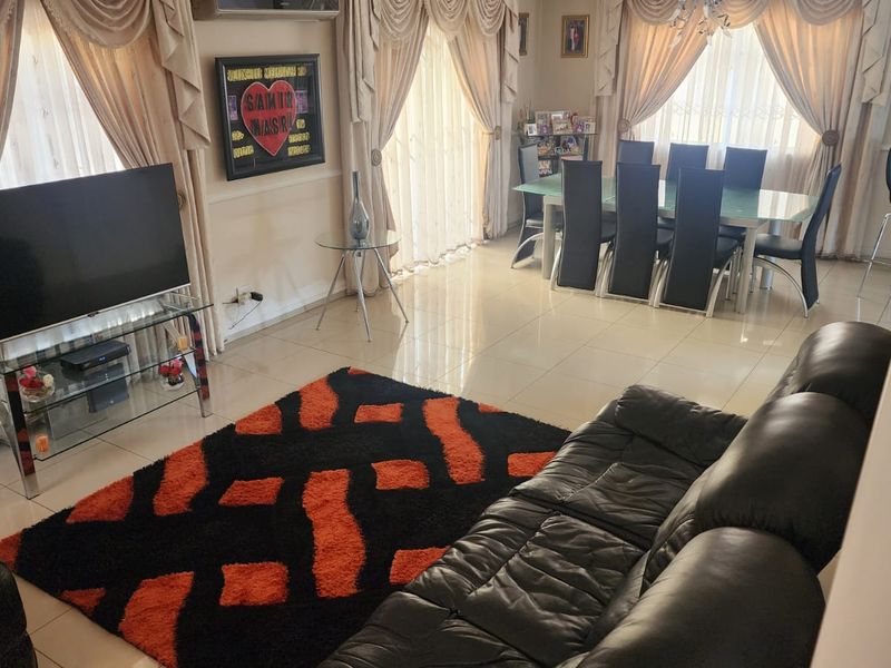 3-Bedroom Townhouse for Sale In Mount Edgecombe. - Photo 3