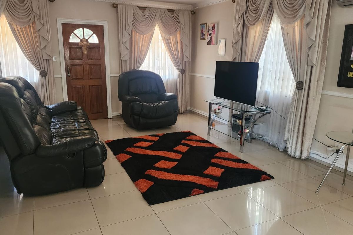 3-Bedroom Townhouse for Sale In Mount Edgecombe. - Photo 2