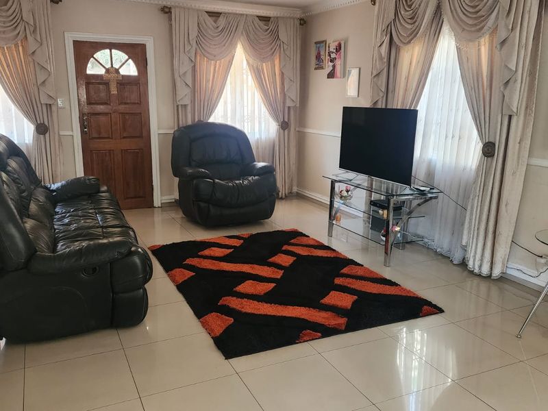 3-Bedroom Townhouse for Sale In Mount Edgecombe. - Photo 2