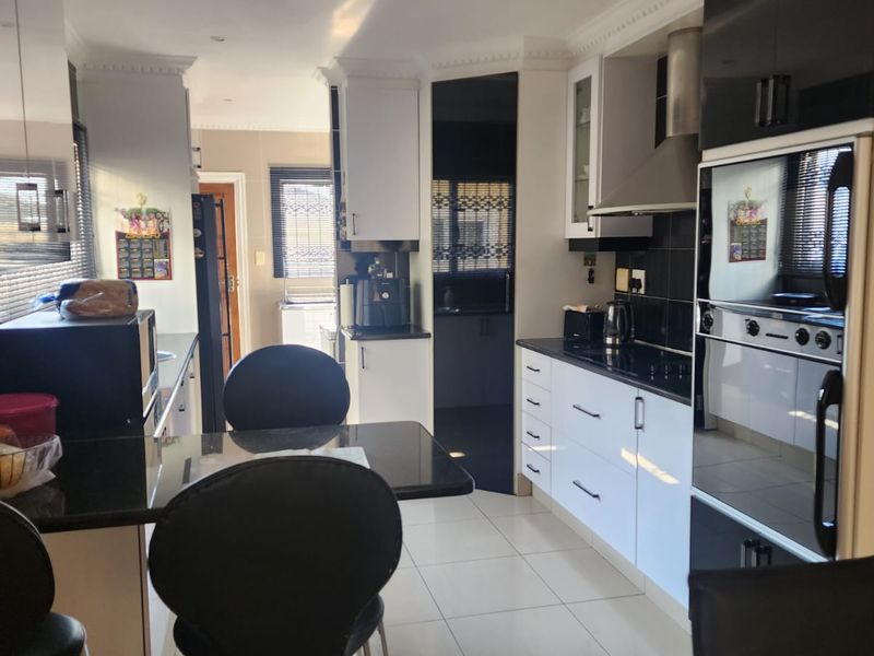 3-Bedroom Townhouse for Sale In Mount Edgecombe. - Photo 10