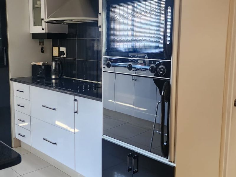 3-Bedroom Townhouse for Sale In Mount Edgecombe. - Photo 7