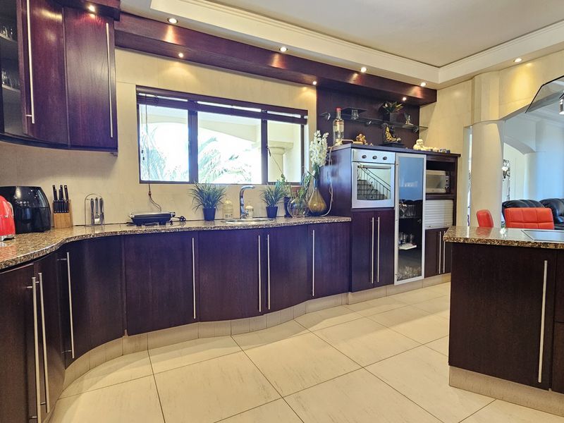 Spectacular 5-Bed, 5-Bath Residence in Izinga, Umhlanga - Photo 10