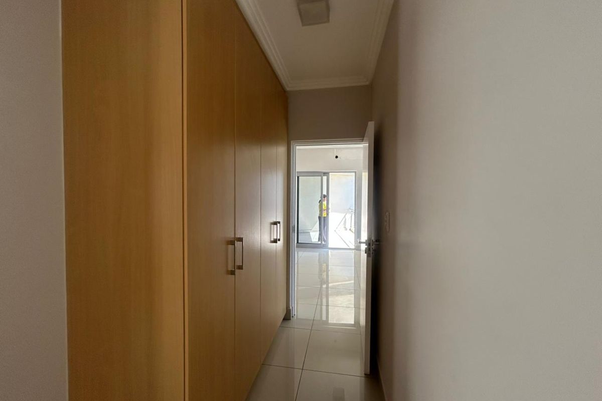 Modern 2 Bedroom, 2 Bathroom Apartment for Sale in Umhlanga Ridge - Photo 5