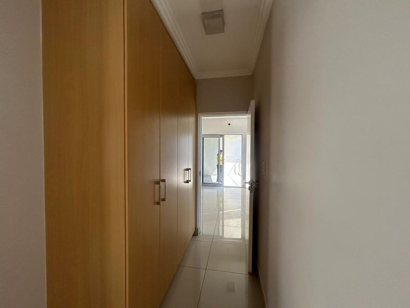 Modern 2 Bedroom, 2 Bathroom Apartment for Sale in Umhlanga Ridge - Photo 5