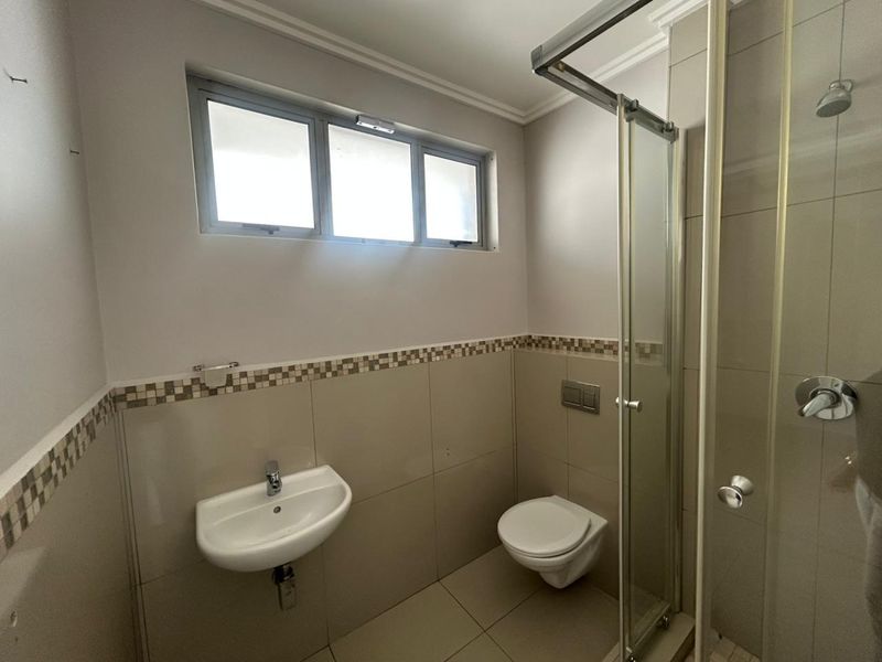 Modern 2 Bedroom, 2 Bathroom Apartment for Sale in Umhlanga Ridge - Photo 10