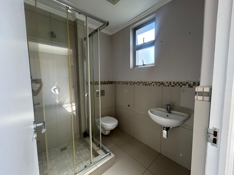Modern 2 Bedroom, 2 Bathroom Apartment for Sale in Umhlanga Ridge - Photo 7