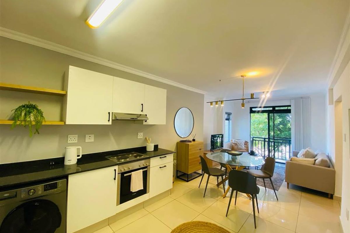 Spacious Two Bedroom Apartment - Photo 2