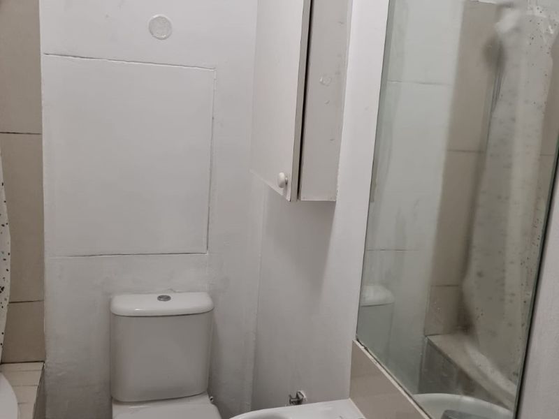 Spacious Two Bedroom Apartment - Photo 9