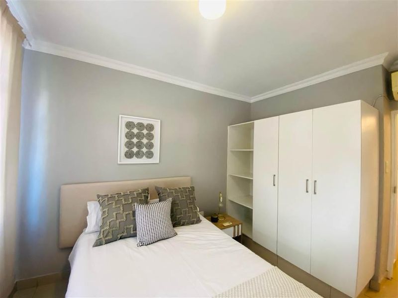 Spacious Two Bedroom Apartment - Photo 8