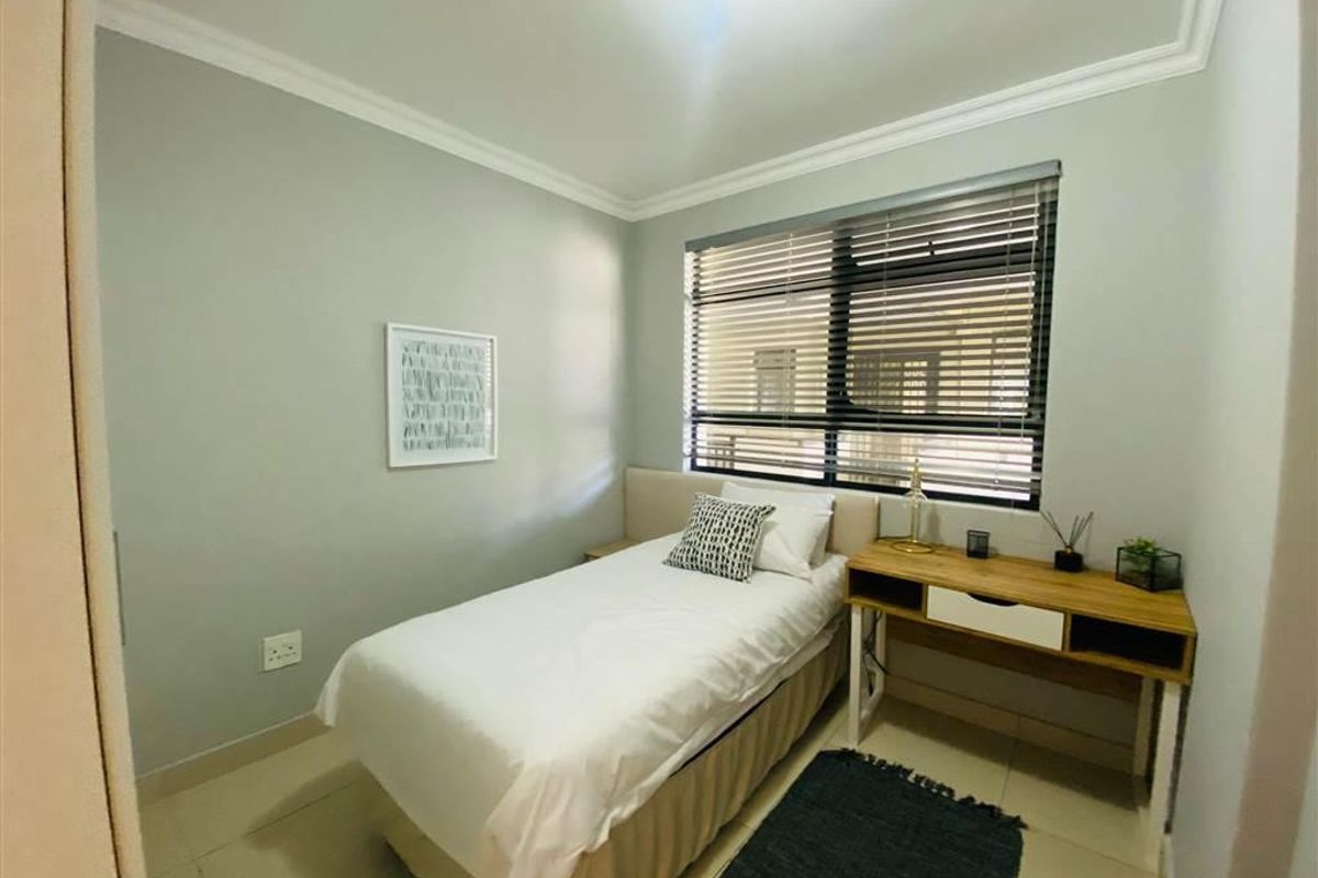 Spacious Two Bedroom Apartment - Photo 5