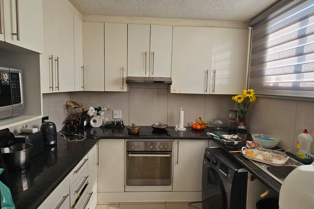 Spacious 3-Bedroom Apartment For Sale. - Photo 5