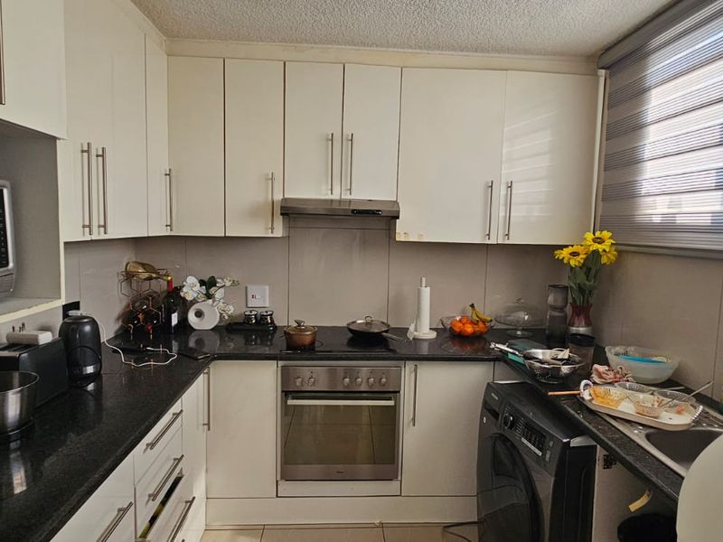 Spacious 3-Bedroom Apartment For Sale. - Photo 5