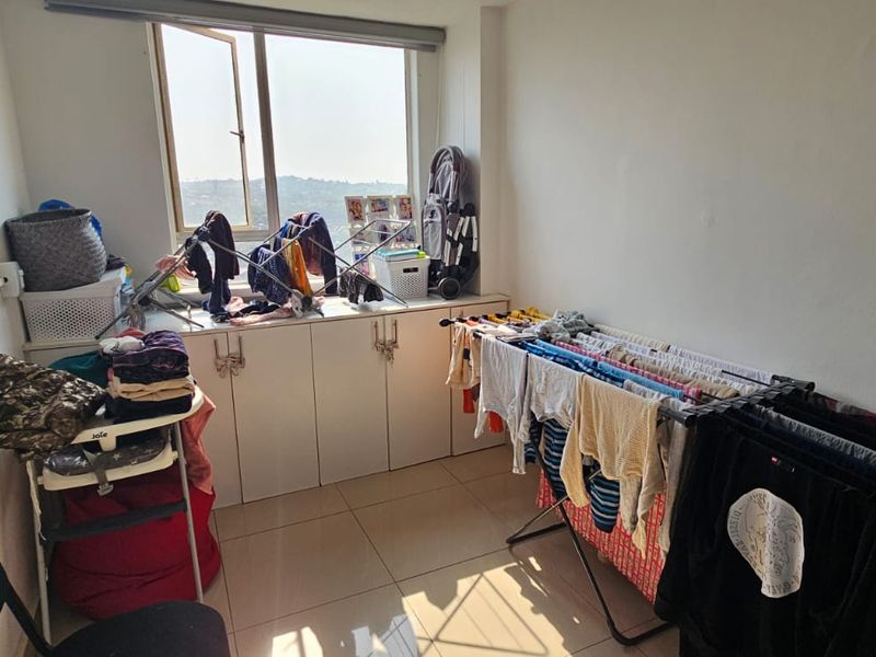 Spacious 3-Bedroom Apartment For Sale. - Photo 10