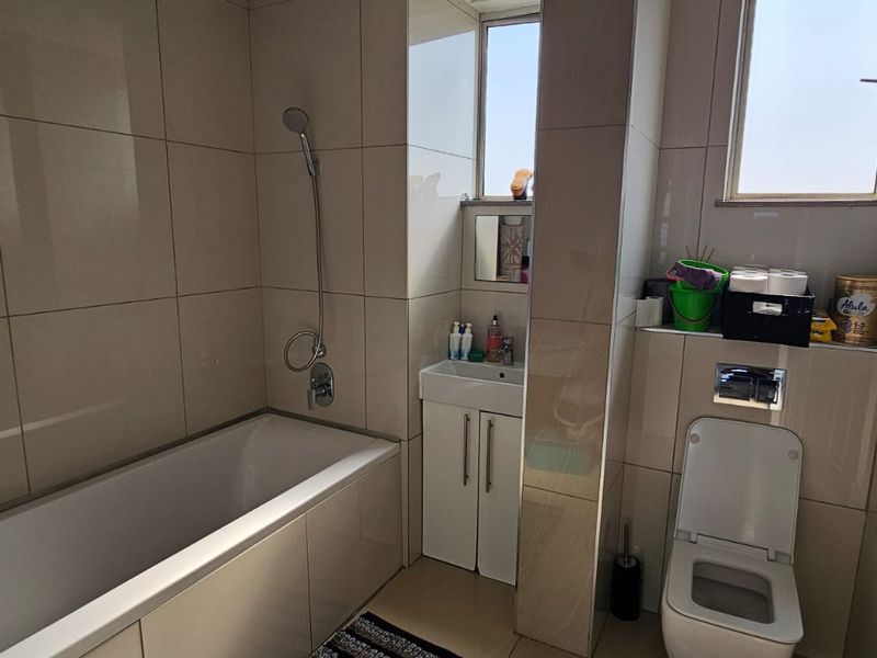 Spacious 3-Bedroom Apartment For Sale. - Photo 9