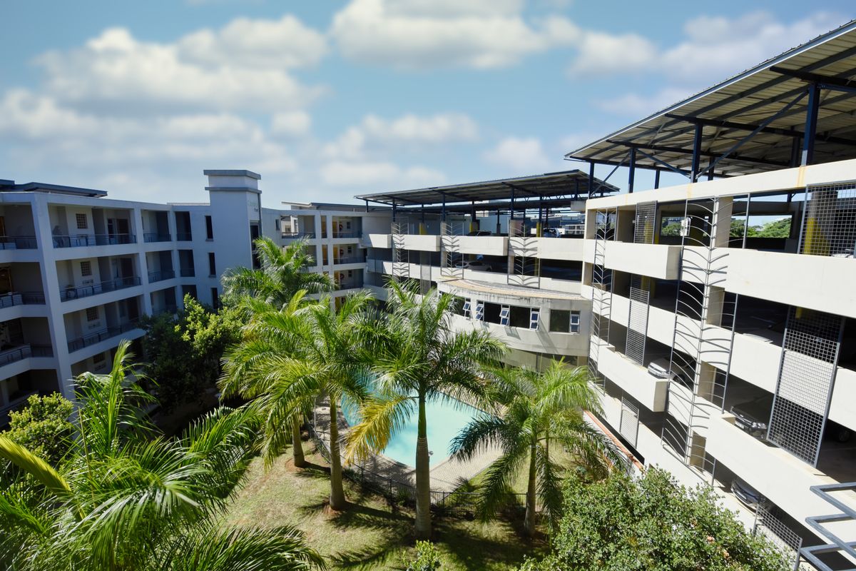 Spacious two bedroom unit - Photo 4