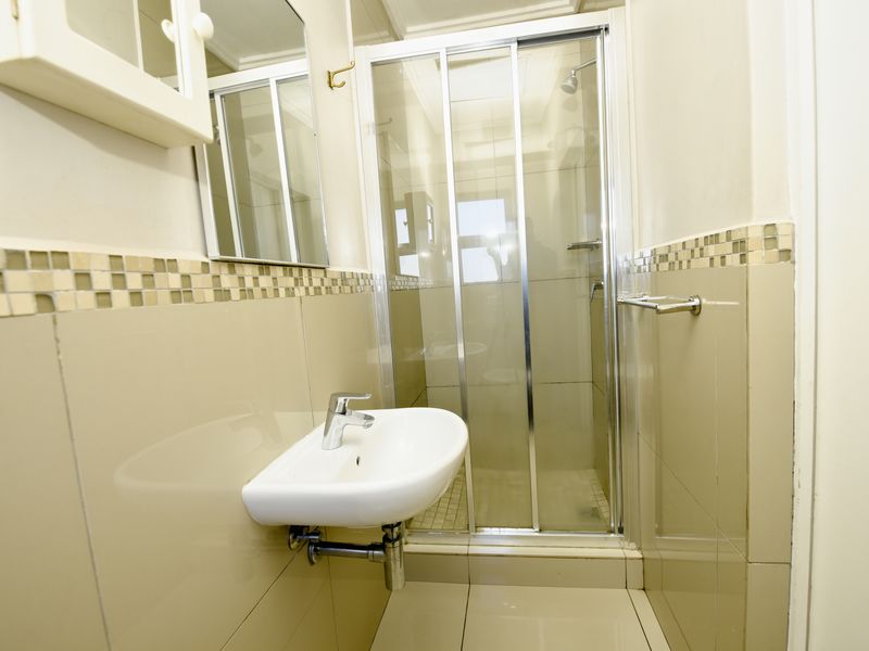 Spacious two bedroom unit - Photo 9