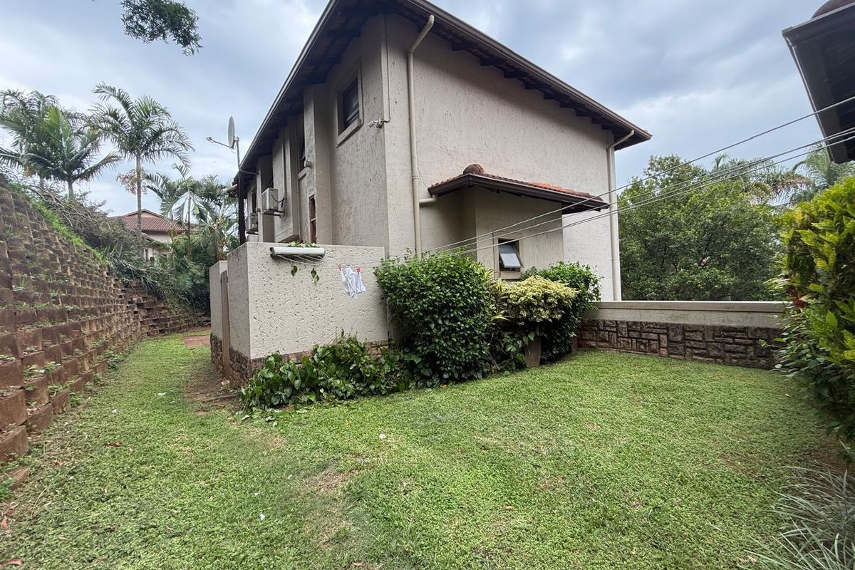 3 Bedroom 2.5 Bath Townhouse in La Lucia - Photo 2