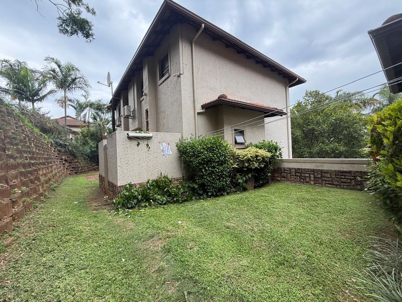 3 Bedroom 2.5 Bath Townhouse in La Lucia - Photo 2