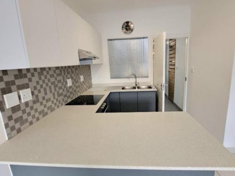 Stylish 2 Bedroom, 2 Bathroom Apartment - Photo 4