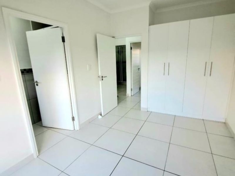 Stylish 2 Bedroom, 2 Bathroom Apartment - Photo 8