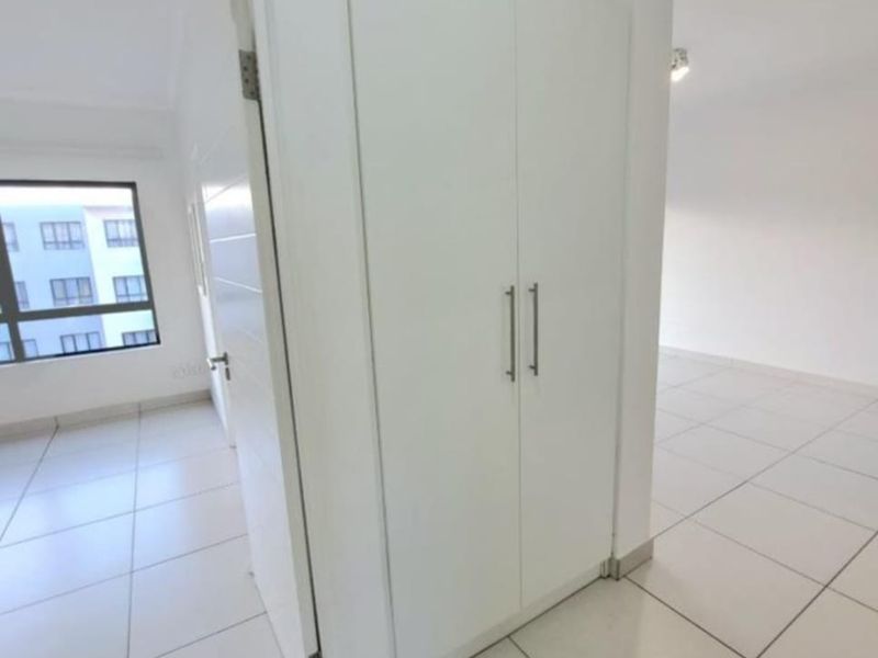 Stylish 2 Bedroom, 2 Bathroom Apartment - Photo 7