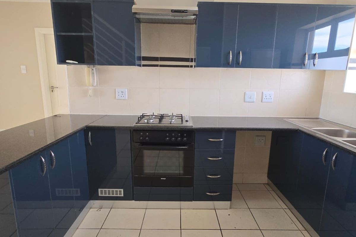 Three Bedroom to let - Photo 2