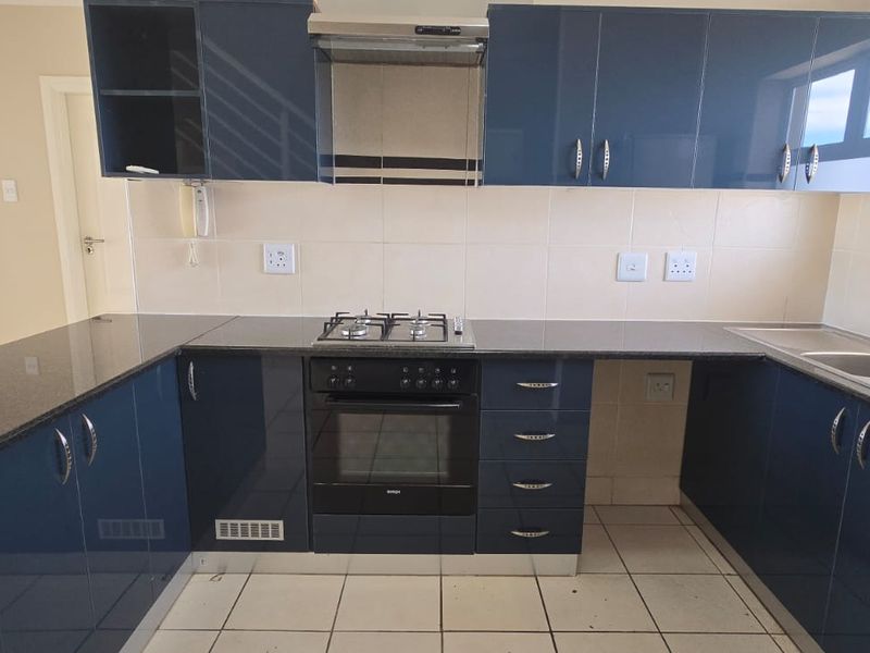 Three Bedroom to let - Photo 2