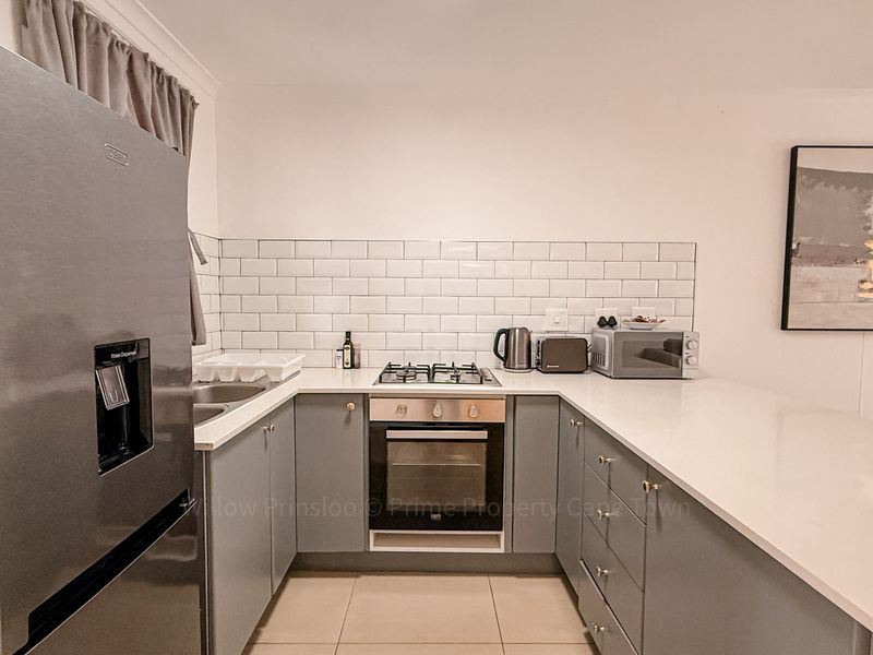 Super Neat Ground Floor ApartmentJust Steps away from Kloof Street. - Photo 9