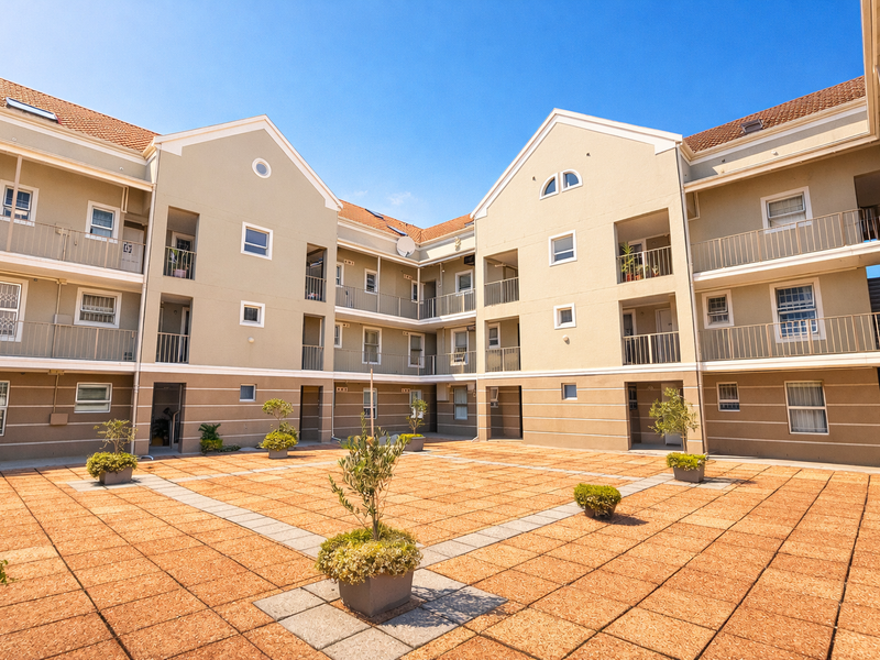 Super Neat Ground Floor ApartmentJust Steps away from Kloof Street. - Photo 3